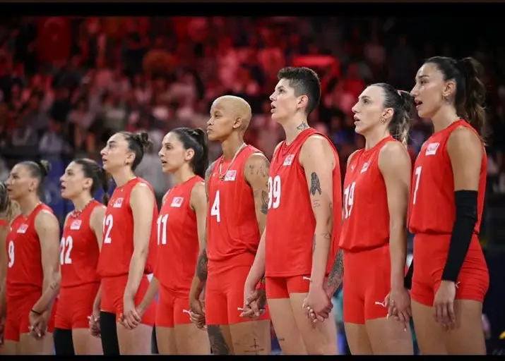 2024 Paris Olimpiyat Oyunları'nda Türkiye A Milli Kadın Voleybol Takımımız, nefes kesen bir mücadele sonucunda çeyrek finalde Çin'i 3-2 mağlup Etti.